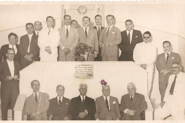 Esta colaboração veio do leitor e amigo Flávio Newton de Melo. É uma foto de setembro de 1960, reunindo médicos da Santa Casa de Franca. Sentados, à frente, da esquerda para a direita: Juquinha Conrado, Mathias, Jonas D. Ribeiro e João Marciano de Almeida
